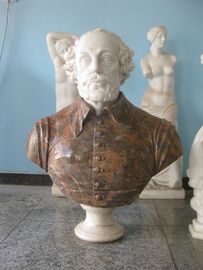Esculturas de bustos de mármol