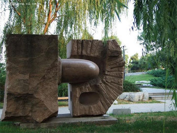 Escultura de granito rojo en el parque proveedor