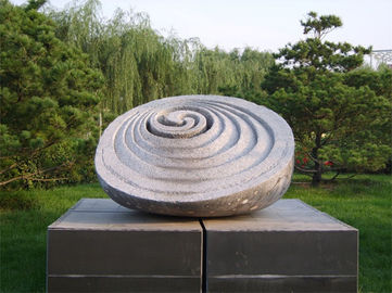 Escultura de granito rojo en el parque proveedor