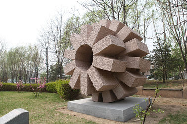 Escultura de granito rojo en el parque proveedor
