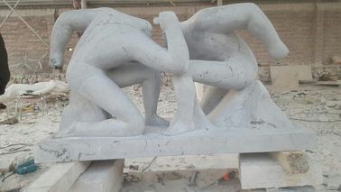 Escultura de mármol de hombres luchando personalizados, esculturas para exhibición, proveedor de esculturas de piedra de China proveedor