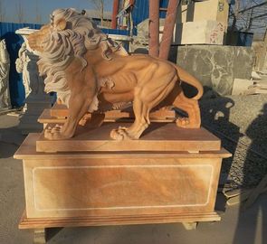Decoración de jardín Escultura de animales de mármol rosa de leones caminando de piedra, proveedor de tallado de piedra proveedor