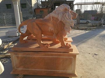 Decoración de jardín Escultura de animales de mármol rosa de leones caminando de piedra, proveedor de tallado de piedra proveedor