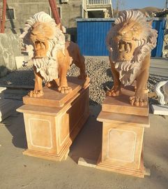 Decoración de jardín Escultura de animales de mármol rosa de leones caminando de piedra, proveedor de tallado de piedra proveedor